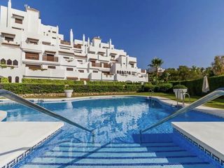 Ground floor in La Concha - Resina Golf. Bajo exterior de 1 dormitorio con jardín privado y ascensor