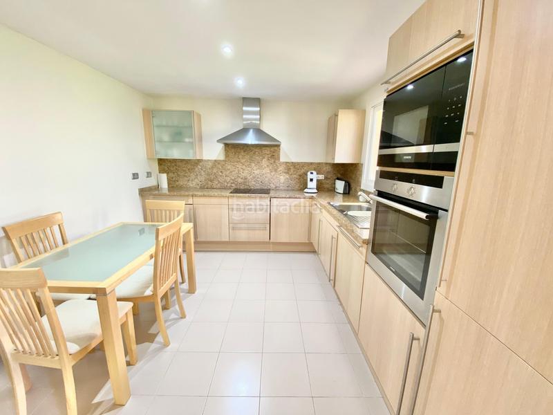 Foto 772f7792-e43c-408b-a499-a07bbdb48285. Miete appartement mit parking pool in Benatalaya Estepona
