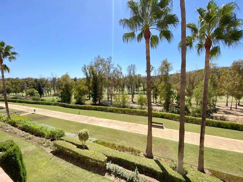 Foto df004847-280a-4842-8460-237deee80144. Miete appartement mit parking pool in Benatalaya Estepona