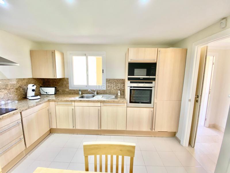 Foto fb318ffa-3370-4aab-af8d-6ca797fe3ec9. Miete appartement mit parking pool in Benatalaya Estepona