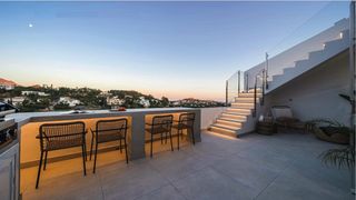 Duplex in La Quinta. Impecable ático de esquina de 2 dormitorios con gran terraza y a