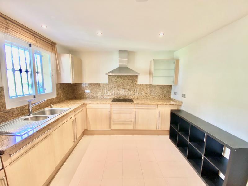 Foto 0318b84d-c17a-4948-ac17-a89b55b3b214. Miete appartement mit parking pool in Benatalaya Estepona