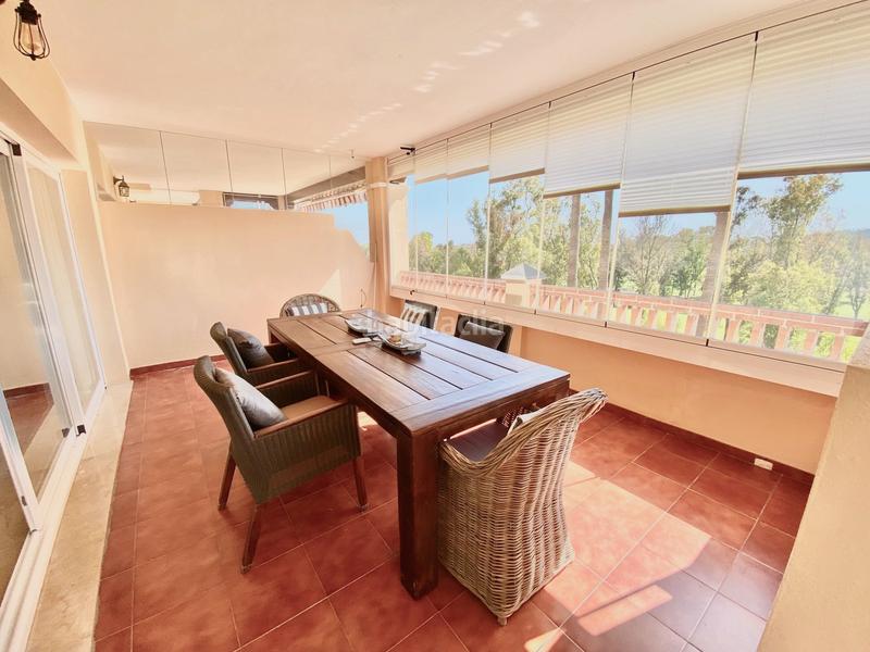 Foto 14e6b4fa-0fbf-4b07-b4e2-7df79bb98b9d. Miete appartement mit parking pool in Benatalaya Estepona