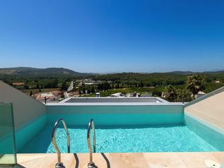 Casa pareada en San Enrique-Guadiaro-Pueblo Nuevo. Moderna vivienda de diseño con piscina privada en azotea