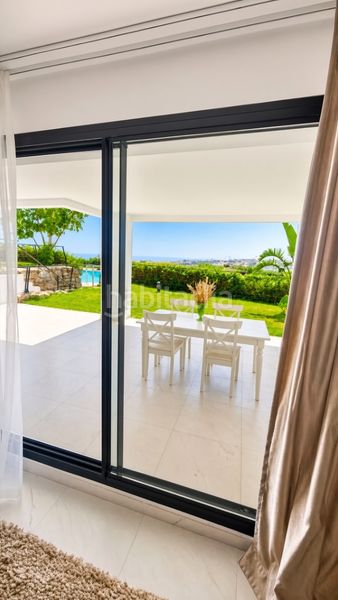 Foto 0b1649c6-05f5-442d-ab86-f4e4aa008e6e. Planta baixa amb aparcament piscina a altos de Estepona Estepona