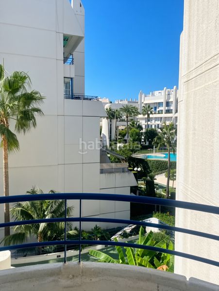 Foto 50ed2928-0863-4d97-8b0a-5e883dd35ec4. Dúplex amb aparcament piscina a Playa de la Fontanilla Marbella