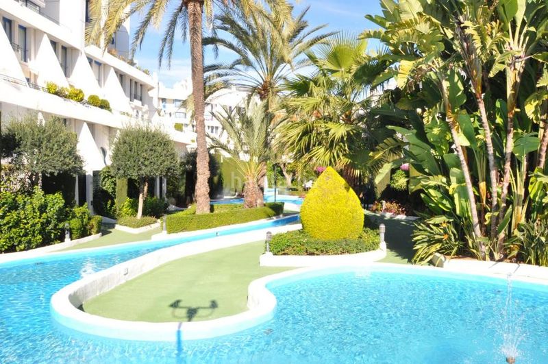 Foto 9fa52b39-6730-4f3f-bd5b-e3dd7a45b89a. Dúplex amb aparcament piscina a Playa de la Fontanilla Marbella