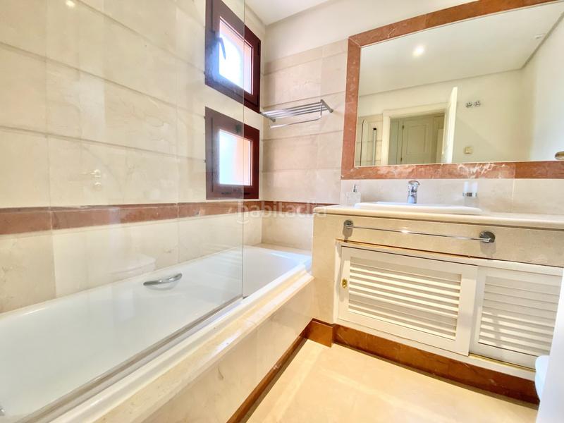 Foto e7b02719-faad-405d-b817-4dbaa040ace4. Miete appartement mit parking pool in bahía de Marbella Marbella