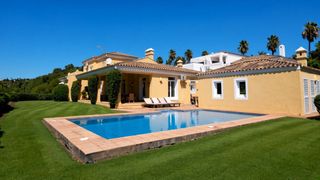 Casa in Puerto de Sotogrande-La Marina. Elegante villa con vistas al golf y orientación sur  sotogrande