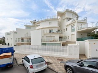 Apartament a Torreguadiaro-San Diego. Apartamento reformado a pie de playa con terraza de 80 m
