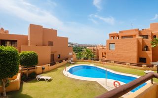 Ground floor in San Luis de Sabinillas. Fantástico piso con vistas panorámicas