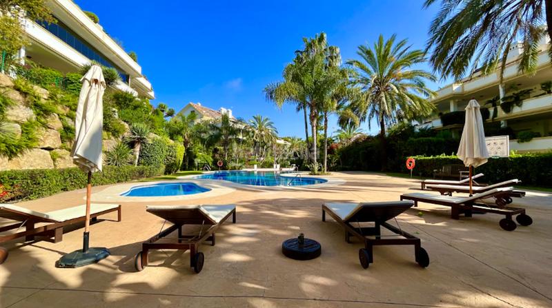 Foto 1554c5c9-c746-4c6b-ad8f-faf721f887e1. Lloguer planta baixa amb aparcament piscina a Puente Romano Marbella