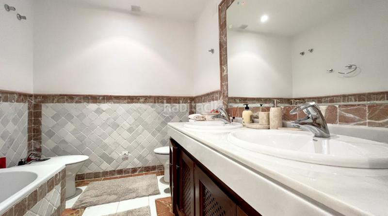 Foto cc1dd367-b12d-4b94-b7e9-9890bfd112e6. Lloguer planta baixa amb aparcament piscina a Puente Romano Marbella