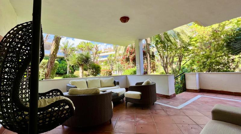 Foto 8e40aec0-7483-4586-a5ea-666c0c486a74. Location rez-de-chaussée avec parking piscine dans Puente Romano Marbella