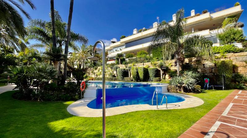 Foto 29c5200a-0719-4929-82e7-3ee9c04a7899. Rent ground floor with parking pool in Puente Romano Marbella