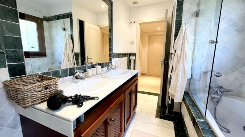 Foto 432f9fc1-e892-4fbf-bf19-22a50e9a76e8. Rent ground floor with parking pool in Puente Romano Marbella