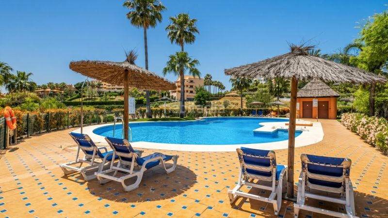 Foto fd208110-7f2a-4760-8933-2fd2f16cb92b. Apartament amb aparcament piscina a La Alquería Benahavís