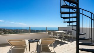 Àtic a Doña Julia Golf. Exclusivo ático esquinero con vistas despejadas al mar y a la mo