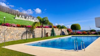 Attique à Altos de Estepona. Dúplex de 1 dormitorio con espectacular terraza de 20 m al sur y