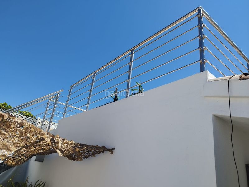 Foto 1c4266e5-5285-4731-ab88-352467afa001. Casa pareada pareado con vistas al mar a solo 20 metros de la playa en Estepona