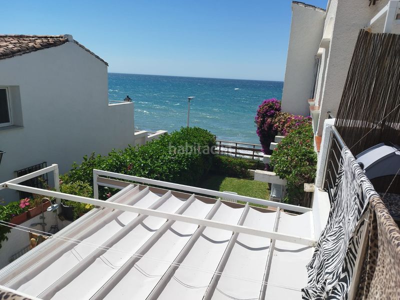 Foto bb3cd9a8-67ee-4ebd-836d-44c4a01f5d82. Casa pareada pareado con vistas al mar a solo 20 metros de la playa en Estepona
