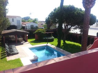 Casa a San Roque Pueblo. Reformada con piscina privada y vistas a la roca de gibraltar