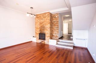 Casa adossada en La Navata. Adosado con jardn, piscina y zonas comunes en la navata