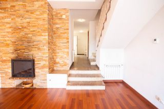 Casa adossada en La Navata. Adosado con jard�n, piscina y zonas comunes en la navata