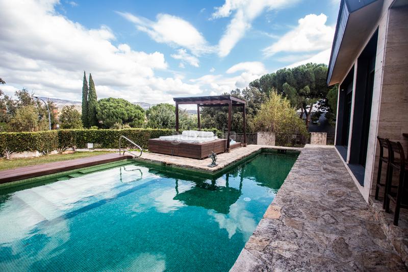 Foto 1dd9cf4f-0329-4bd3-8352-e4d2a2c6c3d2. Chalet avec cheminée chauffage parking piscine dans Galapagar