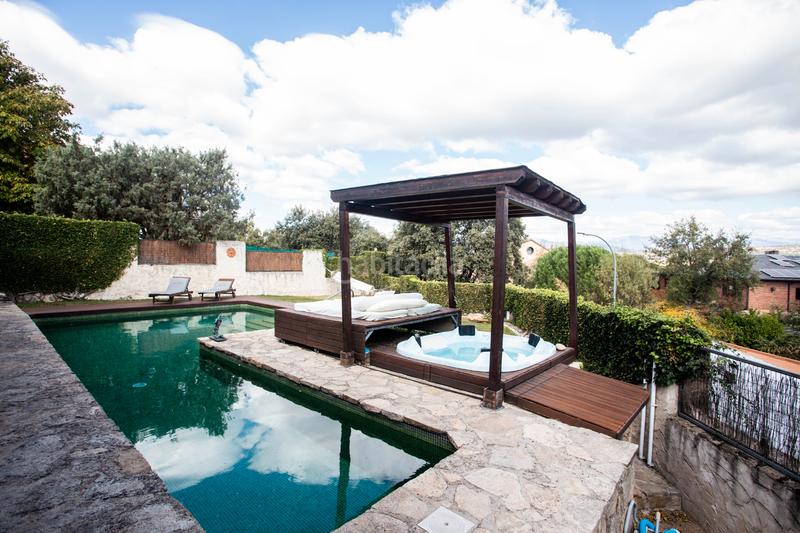 Foto 4db67ef6-2f1a-4db5-990b-e9ccdf475548. Chalet avec cheminée chauffage parking piscine dans Galapagar