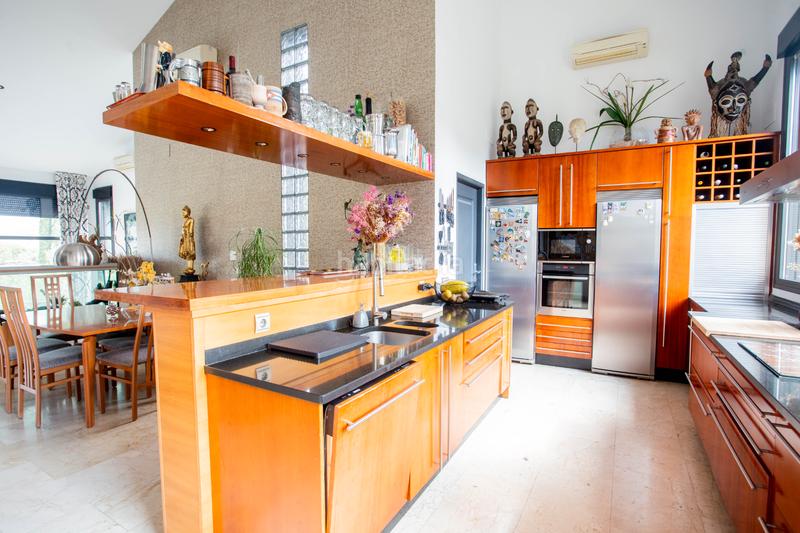 Foto d7ddd0ed-579b-4ff5-b40e-e59a52fffc12. Chalet avec cheminée chauffage parking piscine dans Galapagar