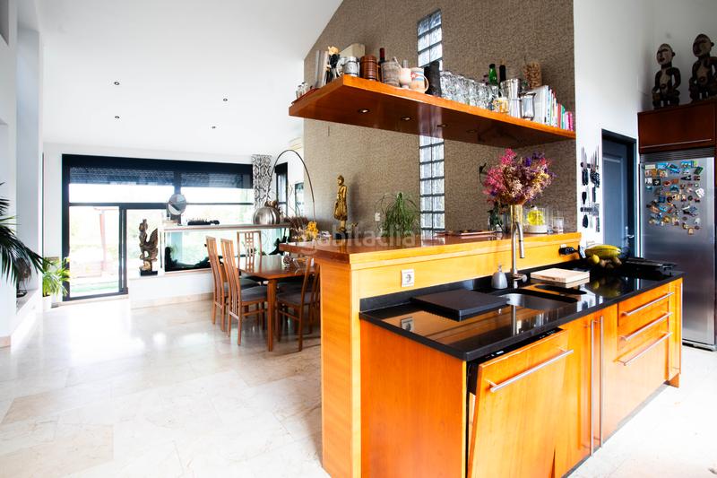 Foto dde2ebc5-11ec-46de-9e87-1436c1b4930d. Chalet avec cheminée chauffage parking piscine dans Galapagar