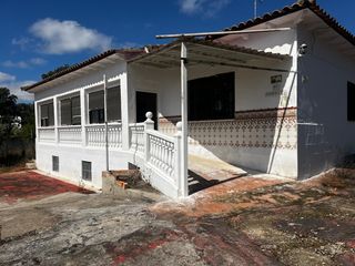 Xalet en Calle del cabo de rosas 50. Vivienda unifamiliar de una sola planta, con gran potencial y m�
