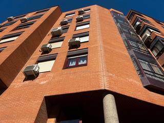 Alquiler Piso en Los Cármenes. Amplio piso de 140 m² con 4 dormitorios y trastero en zona privi