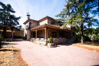 Chalet en La Canaleja. Amplio chalet independiente con parcela de 1.800 m², piscina y p