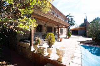Xalet a La Canaleja. Amplio chalet independiente con parcela de 1.800 m², piscina y p