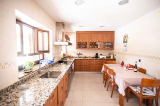 Xalet a La Canaleja. Amplio chalet independiente con parcela de 1.800 m², piscina y p