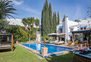 Miete Chalet in Las Lomas de Río Verde. Villa en la prestigiosa zona de rio verde, milla de oro, a menos