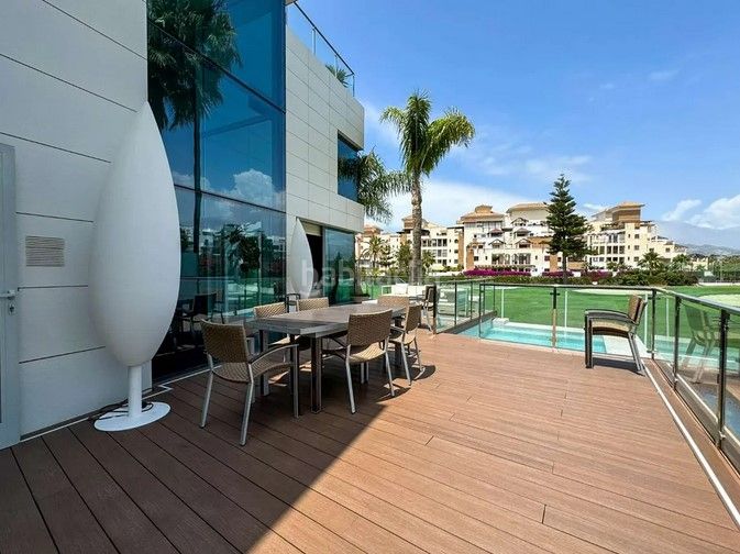Foto c6213c3f-fb9a-4263-838a-dbe19c4a8684. Chalet avec parking piscine dans Playa de Granada Motril
