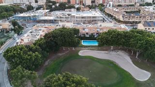 Maison jumelée à Calle calle enric valor 10. Chalet adosado  en playa de san juan