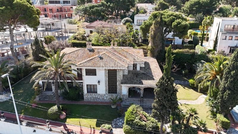 Foto cb627d9e-8ce1-40ee-aab9-8603e91a6332. Chalet in avenida albufereta in Vistahermosa Alicante