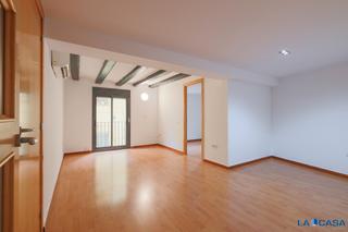 Pis  Carrer de valldonzella. Piso con ascensor junto al metro universitat – 75 m², 2 habitaci