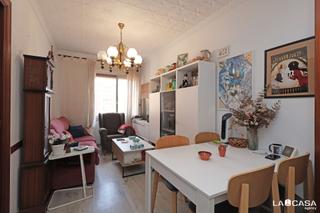 Etagenwohnung  Carrer de castelao. ?? luminoso piso de 3 habitaciones con cédula de habitabilidad e