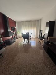 Pis a Can Vidalet. Piso reformado de 4 habitaciones con ascensor en av. electricita