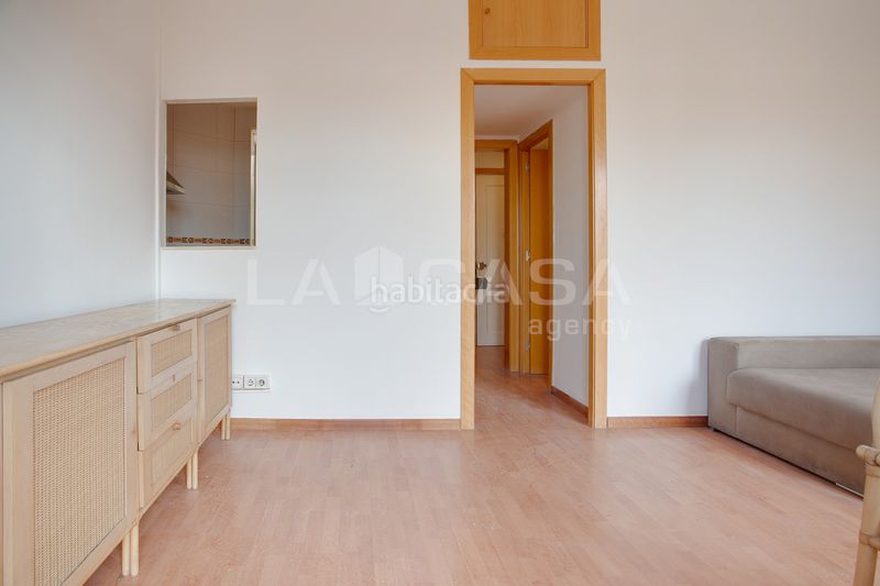 Foto 9a8614d1-23fd-40c0-930d-120bfe8882ab. Piso en El Camp de l´Arpa del Clot Barcelona