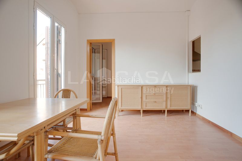 Foto cbc2c8c5-9bac-4872-ad46-cda32f2ddcee. Piso en El Camp de l´Arpa del Clot Barcelona