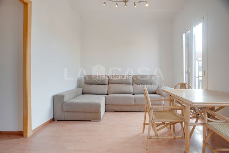 Foto e6da84ba-e9f0-4c1c-90ff-ca84cc7b694d. Piso en El Camp de l´Arpa del Clot Barcelona