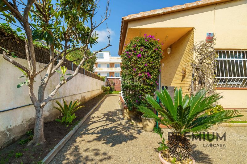 Foto c9e07bbb-3211-42db-8b1c-acffa9de5423. Casa amb aparcament a Can Bou Castelldefels