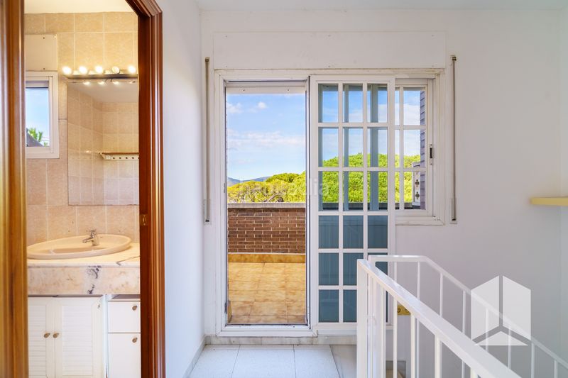 Foto ef9cf3eb-4b9f-4090-927e-064996447dba. Casa adossada amb calefacció aparcament piscina a Castelldefels