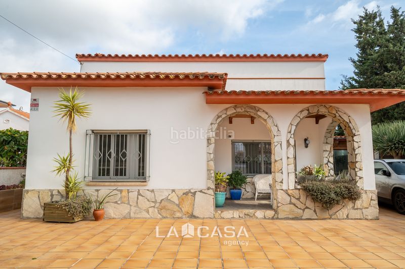 Foto 30d850df-464e-4168-bfff-da22f7822594. Casa amb calefacció aparcament piscina a Lluminetes Castelldefels